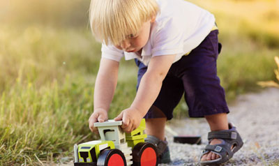 Outside play benefits toddler development